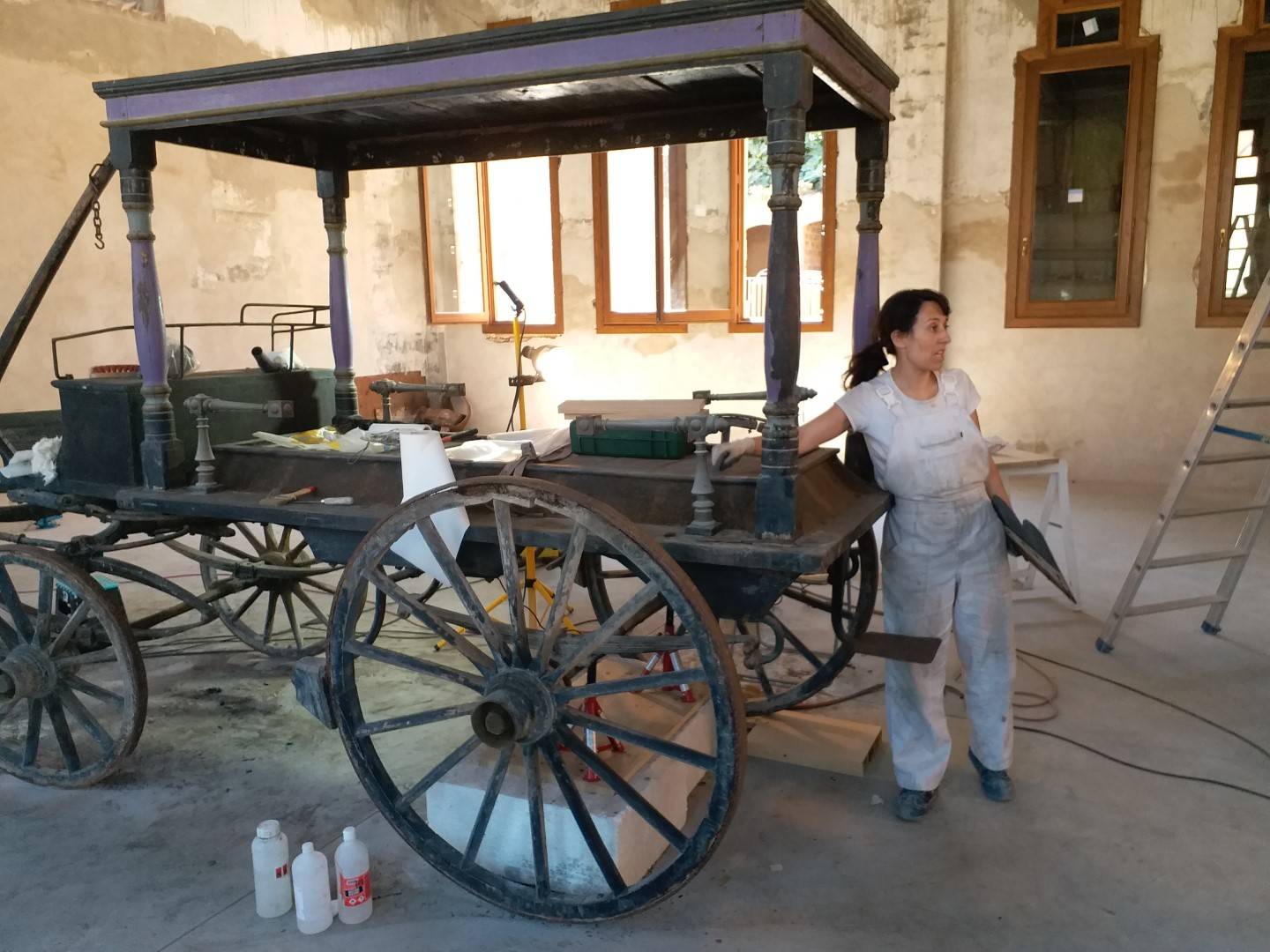 Linyola restaura l'antic carro funerari del municipi